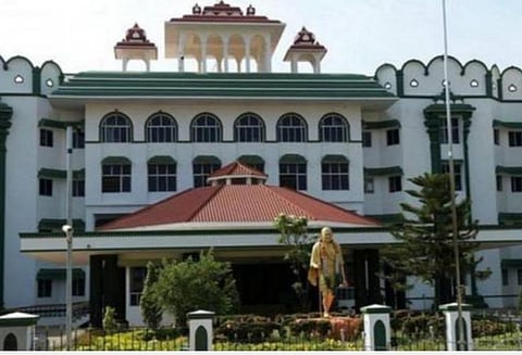 சார் பதிவாளர் அலுவலகங்களில் ரூ.20,000க்கு மேற்பட்ட பணப் பரிவர்த்தனையை வங்கிகள் வழியாக மேற்கொள்ளக் கோரி வழக்கு: பத்திரப் பதிவுத்துறை பதிலளிக்க உத்தரவு