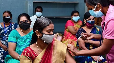 92% பள்ளி ஆசிரியர்களுக்கு தடுப்பூசி: மத்திய அரசு தகவல்