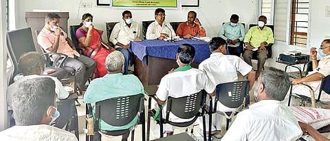 கலசப்பாக்கம் வேளாண்மை விரிவாக்க மையத்தில் நடைபெற்ற விவசாயிகள் குறைதீர்வு கூட்டத்தில் பேசும் ஊராட்சிகளின் உதவி இயக்குநர் டி.கே.லட்சுமி நரசிம்மன்.