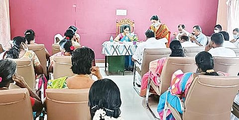 ஜோலார்பேட்டை ஒன்றிய அலுவலகத்தில் ஒன்றியகுழு கூட்டம் அதன் தலைவர் சத்யா தலைமையில் நடைபெற்றது.படம்:ந.சரவணன்.