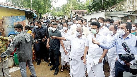 வேலூர் அடுத்த மேல்மொணவூரில் உள்ள இலங்கை தமிழர் மறுவாழ்வு முகாமை நேற்று பார்வையிட்ட முதல்வர் மு.க.ஸ்டாலின். படம்: வி.எம்.மணிநாதன்.