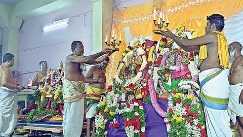 கோவில்பட்டி செண்பகவல்லி அம்பாள் கோயிலில் சுவாமி - அம்பாள் திருக்கல்யாண உற்சவம் மற்றும் தீபாராதனை நடந்தது.