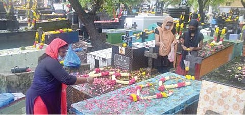 பாளையங்கோட்டை சீவலப்பேரி சாலையிலுள்ள கல்லறை தோட்டத்தில் கிறிஸ்தவர்கள் சிறப்பு பிரார்த்தனையில் ஈடுபட்டனர்.படம்: மு. லெட்சுமி அருண்