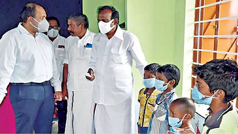 கோபியை அடுத்த முத்துக்காளிமடை அங்கன்வாடி மையத்தில் ஆய்வு மேற்கொண்ட அமைச்சர் சு.முத்துசாமி, அங்கு பயிலும் குழந்தைகளிடம் கல்வி குறித்து கேட்டறிந்தார்.