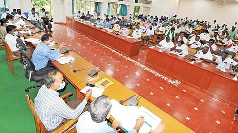 சிவகங்கை மாவட்ட ஆட்சியர் அலுவலகத்தில் ஆட்சியர் பி.மதுசூதன்ரெட்டி தலைமையில் நடந்த விவசாயிகள் குறைதீர்க் கூட்டம்.