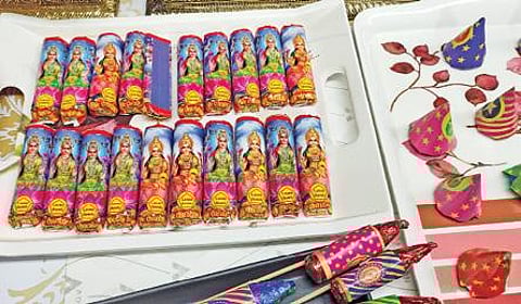 தொழில் முனைவோர் ஆன ஐ.டி. நிறுவன ஊழியர் : வெடி, மத்தாப்பு வடிவங்களில் சாக்லேட் செய்து அசத்தல்