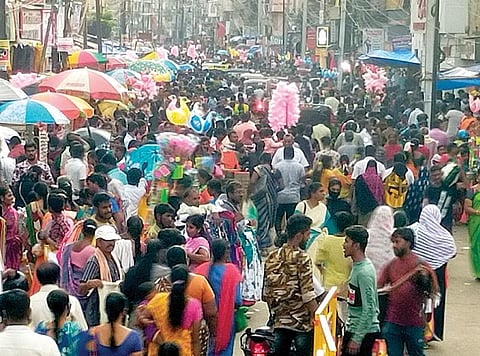 மதுரை தெற்கு மாசி வீதியில் கொட்டும் மழையிலும் தீபாவளி பொருட்களை வாங்க குவிந்த மக்கள். படம்: எஸ்.கிருஷ்ணமூர்த்தி