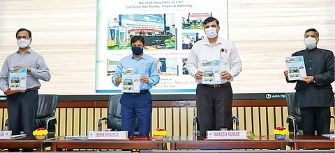 நெய்வேலியில் என்எல்சி இந்தியா நிறுவனத்தில் நடைபெற்ற கண்காணிப்பு விழிப்புணர்வு வாரத்தின் நிறைவு விழாவில் கண்காணிப்புத்துறையின் செய்தி மலரான ‘கண்காணிக்கும் கண்கள்’ இதழினை மின்னணு வடிவில் தமிழக வனத்துறையின் கூடுதல் முதன்மை தலைமை அலுவலர் தீபக் வத்ஸவா வெளியிட்டார். அருகில் நிறுவனத் தலைவர் ராக்கேஷ்குமார், நிதித்துறை இயக்குநர் ஜெய்குமார், என்எல்சி இந்தியா நிறுவன கண்காணிப்புத்துறை தலைமை அதிகாரி சந்திரசேகர் உள்ளிட்டோர்.