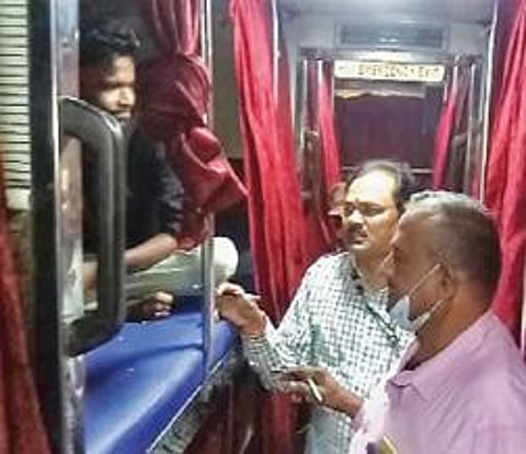 விக்கிரவாண்டி சுங்கச்சாவடி அருகே ஆம்னி பேருந்து ஒன்றில்பயணித்த பயணியிடம் போக்கு வரத்து துறையினர் கட்டண விவரங்களை கேட்டறிந்தனர்.