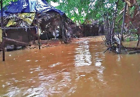 மரக்காணம் அருகே காணிமேடு மண்டகப்பட்டு தரைப்பாலம் மூழ்கி பெருக்கெடுத்து ஓடும் மழை வெள்ளம்.