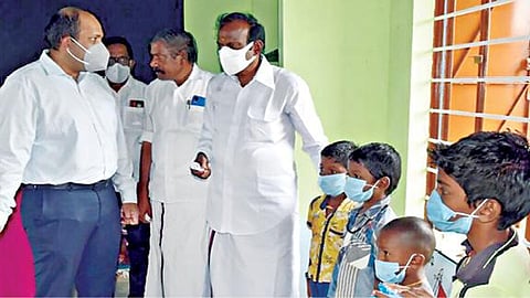 கோபியை அடுத்த முத்துக்காளிமடை அங்கன்வாடி மையத்தில் ஆய்வு மேற்கொண்ட அமைச்சர் சு.முத்துசாமி, அங்கு பயிலும் குழந்தைகளிடம் கல்வி குறித்து கேட்டறிந்தார்.