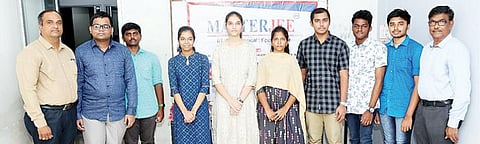 ‘நீட்’ தேர்வில் வெற்றி பெற்ற மாணவர்களை வாழ்த்திய மாஸ்டர்ஜி தலைவர் ராஜேந்திரன் மற்றும் செயல் அலுவலர் சரவணன்.