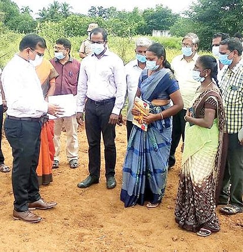 திருப்பத்தூர் மாவட்டம் கதிரிமங்கலம் கிராமத்தில் தனிநபர் பண்ணை குட்டையை நேற்று ஆய்வு செய்த மாவட்ட ஆட்சியர் அமர் குஷ்வாஹா.