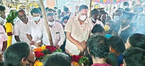 உயிரிழந்த பெண் காவலர் உடலுக்கு அமைச்சர் ஆர்.காந்தி, மாவட்ட ஆட்சியர் பாஸ்கர பாண்டியன் ஆகியோர் அஞ்சலி செலுத்தினர்.