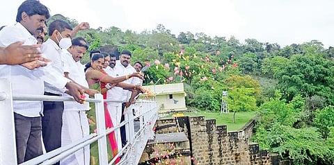 ராமநதி அணையில் இருந்து ஞானதிரவியம் எம்.பி., ஆட்சியர் கோபால சுந்தரராஜ் உள்ளிட்டோர் பாசனத்துக்கு தண்ணீர் திறந்து வைத்து மலர்களைத் தூவினர்.