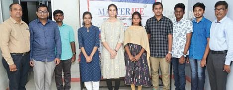 நீட் தேர்வில் வெற்றி பெற்ற மாணவர்களை வாழ்த்திய மாஸ்டர்ஜி தலைவர் ராஜேந்திரன் மற்றும் செயல் அலுவலர் சரவணன்.