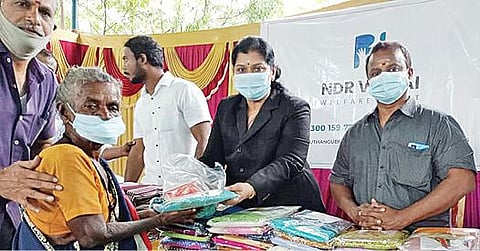 நூறு நாள் வேலை திட்டப் பணியாளர்களுக்கு இலவச சேலை வழங்குகிறார் மாவட்ட சட்டப்பணிகள் ஆணைக்குழு செயலர் வி.தீபா.