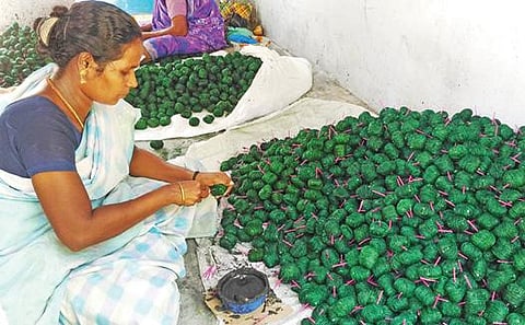 சிவகாசியில் உள்ள ஒரு பட்டாசு ஆலையில் பட்டாசு தயாரிக்கும் பணியில் ஈடுபட்ட தொழிலாளர்கள்.