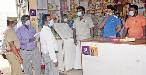 திண்டுக்கல்லில் உள்ள பட்டாசுக் கடையில் ஆய்வு மேற்கொண்ட ஆட்சியர் ச.விசாகன், மாவட்ட எஸ்.பி. வி.ஆர். சீனிவாசன் உள்ளிட்டோர்.