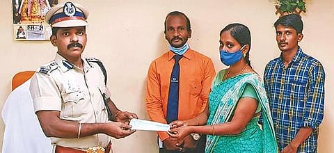 மதுரை சிறைத்துறை டிஐஜி பழனி, உயிரிழந்த சிறைக்காவலரின் மனைவியிடம் ரூ.3 லட்சத்துக்கான காசோலையை வழங்கினார்.