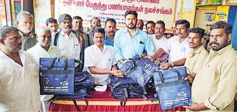 கடலூர் மாவட்ட அறிஞர் அண்ணா தனியார் பேருந்து பணியாளர்கள் நலச்சங்கம் சார்பில் தீபாவளி நலத்திட்ட உதவிகளை சங்கத்தின் சட்ட ஆலோசகர் வழக்கறிஞர் முகுந்தன் வழங்கினார்.