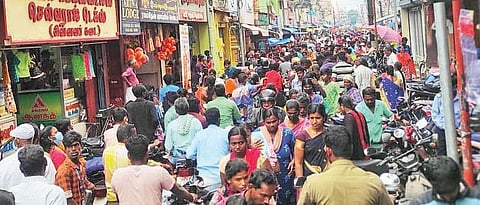 தீபாவளி பண்டிகைக்கு பொருட்கள் வாங்குவதற்காக விழுப்புரம் காந்தி சாலையில் நேற்று மாலை குவிந்த மக்கள் கூட்டத்தின் ஒரு பகுதி.