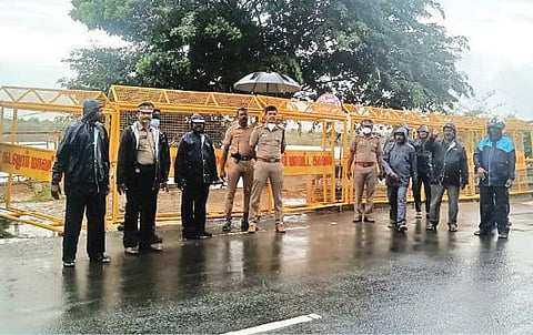 கடலூர் மாவட்ட ஆட்சியர் அலுவலகம் எதிரே உள்ள தென்பெண்ணையாறு தரை பாலத்தில் தண்ணீர் செல்வதால் போலீஸார் பேரிகார்ட் அமைத்து, பொதுமக்களை மாற்று பாதை வழியாக செல்லுமாறு அறிவுறுத்தினர்.