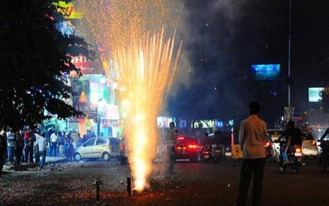 சென்னையில் அதிகரித்த காற்று மாசு: பட்டாசு வெடிப்பு நேரக் கட்டுப்பாட்டை கடைப்பிடிக்காத மக்கள்