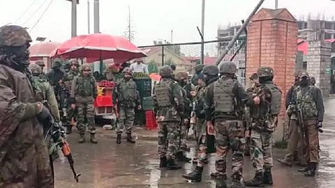 ஸ்ரீநகரில் மருத்துவமனையைக் குறிவைத்து தீவிரவாதிகள் தாக்குதல்: ஒருவர் காயம்