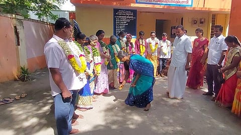 ஆம்பூர் அருகே தூய்மைப் பணியாளர்களுக்குப் பாத பூஜை செய்த ஊராட்சி மன்றத் தலைவர்