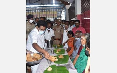 திருச்செந்தூர் கோயிலில் முழுநேர அன்னதான விரிவாக்க திட்டத்தை தொடங்கி வைத்து பக்தர்களுக்கு அமைச்சர் அனிதா ஆர்.ராதாகிருஷ்ணன் அன்னதானம் வழங்கினார்.