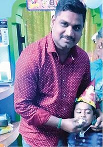 கோட்டக்குப்பத்தில் இருசக்கர வாகனத்தில் சென்றபோது கோர விபத்து - நாட்டுவெடி வெடித்து தந்தை, மகன் உயிரிழப்பு