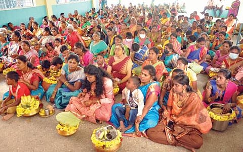 கிருஷ்ணகிரி பழையபேட்டை அங்காளம்மன் கோயிலில் பெண்கள் கேதார கவுரி அம்மன் விரதம் வழிபாட்டில் ஈடுபட்டனர்.