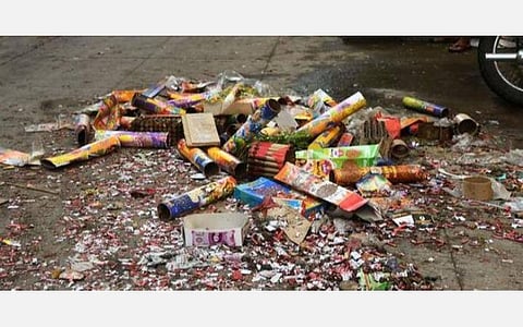 தமிழகம் முழுவதும் தீபாவளி பண்டிகையின்போது அனுமதியை மீறி பட்டாசு வெடித்ததாக 2,000 வழக்குகள் பதிவு: 11 இடங்களில் தீ விபத்து ஏற்பட்டதாக தீயணைப்பு துறையினர் தகவல்