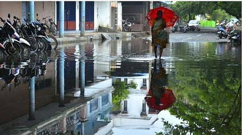 சென்னையில் மழை: புகார் எண்கள் வெளியீடு