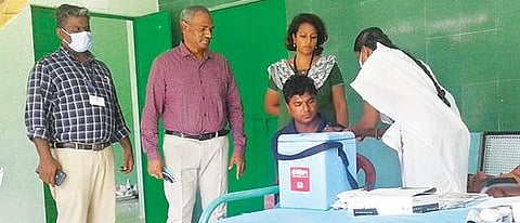 வாலாஜா அடுத்த குடிமல்லூரில் நடைபெற்ற கரோனா தடுப்பூசி முகாமை ஆய்வு செய்த மாவட்ட ஆட்சியர் பாஸ்கர பாண்டியன்.