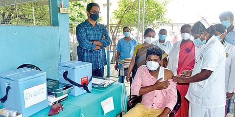 வேலூர் அரசு மருத்துவ கல்லூரி மருத்துவமனையில் நடைபெற்ற கரோனா தடுப்பூசி முகாமை நேற்று பார்வையிட்ட மாவட்ட ஆட்சியர் குமாரவேல் பாண்டியன். அருகில், மருத்துவக்கல்லூரி முதல்வர் செல்வி உள்ளிட்டோர்.படம்: வி.எம்.மணிநாதன்.