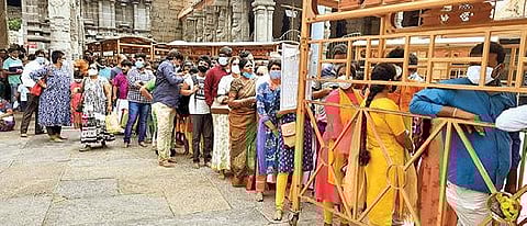 தி.மலை அண்ணாமலையார் கோயிலில் நேற்று சுவாமி தரிசனம் செய்ய நீண்ட வரிசையில் காத்திருந்த பக்தர்கள்.படம்: இரா.தினேஷ்குமார்.