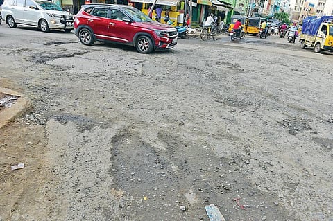 சேதமடைந்த நிலையில் உள்ள மதுரை கீழ மாரட் வீதி சாலை. படம்: எஸ்.கிருஷ்ணமூர்த்தி