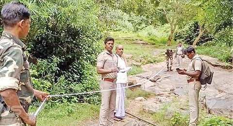 சதுரகிரி மலைப்பாதையில் பிளாவடிக் கருப்புசாமி கோயில் அருகே உள்ள ஓடைப் பகுதியில் பாலம் கட்ட அளவீடு மேற்கொள்ளும் வனத்துறையினர்.