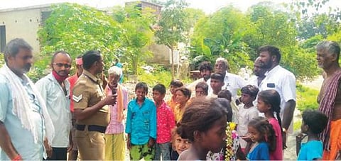 நீர்நிலைகளின் அபாய நிலை குறித்து கோமுகி அணைப் பகுதியில் வசிக்கும் மக்களிடம் விழிப்புணர்வு ஏற்படுத்தும் காவல்துறையினர்.