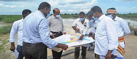 குறிஞ்சிப்பாடி வட்டம் குண்டியமல்லூர் பகுதியில் பெருமாள் ஏரியில் இருந்து மழை நீர் வெளியேறுவதை மாவட்ட ஆட்சியர் கி.பாலசுப்ரமணியம் பார்வையிட்டு ஆய்வு செய்தார்.