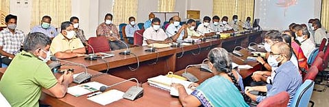 வடகிழக்கு பருவமழை பாதுகாப்பு முன்னெச்சரிக்கை நடவடிக்கைகள் தொடர்பான ஆலோசனைக் கூட்டம் சேலம் மாநகராட்சி அலுவலகத்தில் நடந்தது. இதில், மாநகராட்சி ஆணையர் கிறிஸ்துராஜ் பேசினார்.