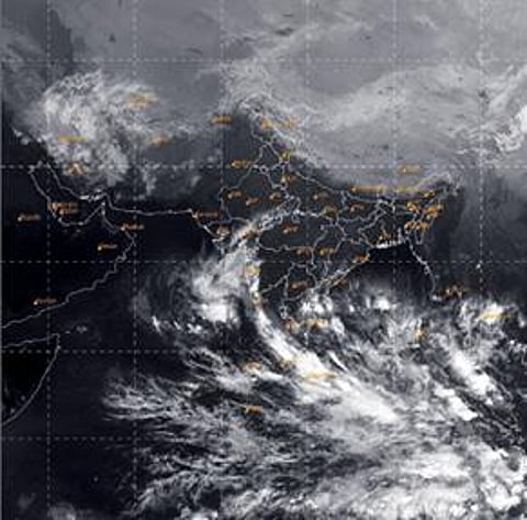 வங்கக் கடலில் நவ.9-ல் உருவாகும் புதிய காற்றழுத்த தாழ்வுப் பகுதியால் நவ. 11, 12-ல் அதிகனமழை பெய்ய வாய்ப்பு: மீனவர்கள் கரை திரும்ப உத்தரவு; முதல்வர் ஸ்டாலின் அவசர ஆலோசனை