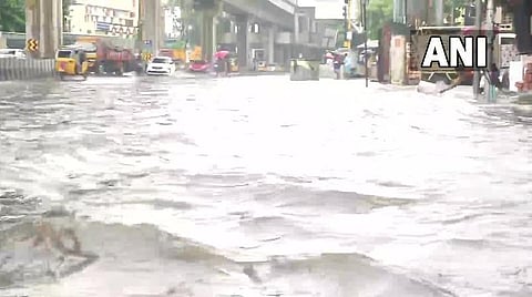 சென்னையில் கனமழை; சாலைகளில் தண்ணீர் சூழ்ந்ததால் பெரும் பாதிப்பு