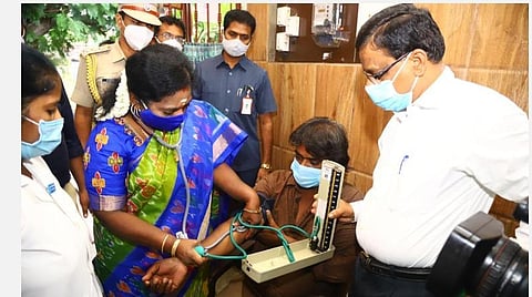 தடுப்பூசி போடாதோர் வீடுகளுக்கே நேரடியாக சென்ற புதுவை ஆளுநர்