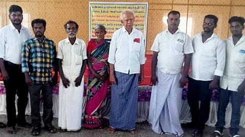 மதுரையில் பவுத்த பொதுவுடைமை இயக்கம் நடத்திய கலந்துரையாடல் நிகழ்வில் மூத்த வழக்கறிஞர் பொ.ரத்தினத்துடன் (நடுவில்) பங்கேற்ற முருகேசன் குடும்பத்தினர்.