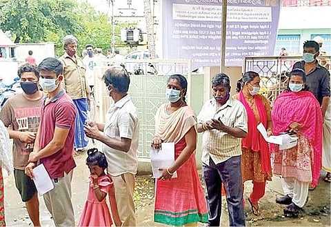 திருவண்ணாமலை இந்து சமய அறநிலைய துறை இணை ஆணையர் அலுவலகத்தில் நேரடி அனுமதி சீட்டு பெற வரிசையில் காத்திருந்த உள்ளூர் பக்தர்கள்.