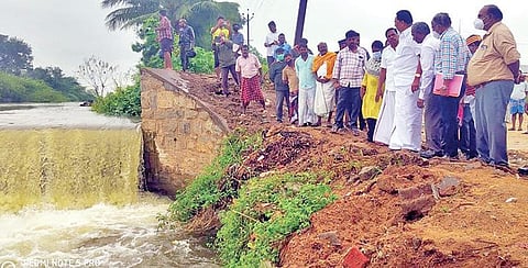 திருப்பத்தூர் நகராட்சிக்கு உட்பட்ட குடியிருப்பு பகுதிகளில் சூழ்ந்துள்ள மழைநீர்.