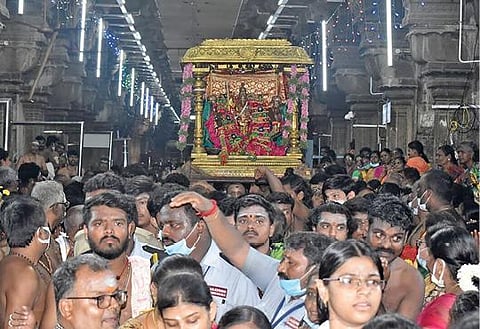 திருச்செந்தூர் கந்த சஷ்டி விழாவில் நான்காம் நாளான நேற்று சுவாமி ஜெயந்திநாதர் வள்ளி, தெய்வானையுடன் தங்கச் சப்பரத்தில் எழுந்தருளி கிரி பிரகாரத்தில் உலா வந்தார்.